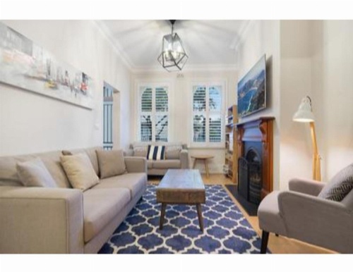 Elegant Renovated Terrace Close To City image 1