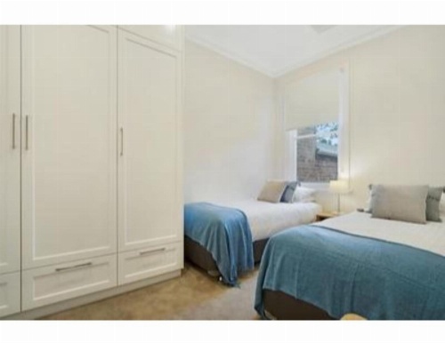 Elegant Renovated Terrace Close To City image 10