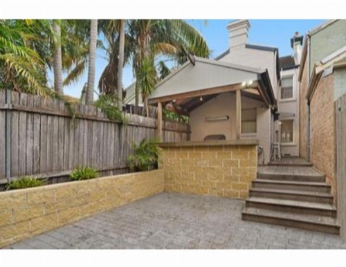 Elegant Renovated Terrace Close To City image 11