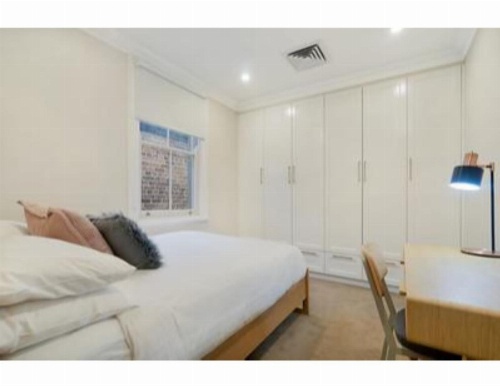 Elegant Renovated Terrace Close To City image 13