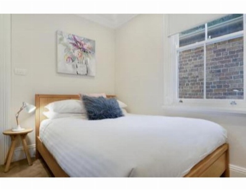 Elegant Renovated Terrace Close To City image 14