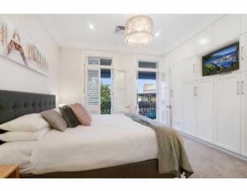 Elegant Renovated Terrace Close To City image 16