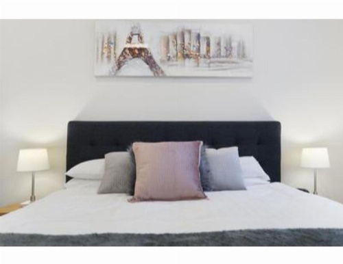 Elegant Renovated Terrace Close To City image 2