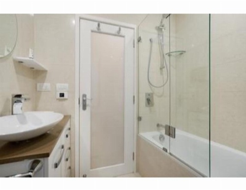 Elegant Renovated Terrace Close To City image 21