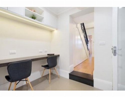 Elegant Renovated Terrace Close To City image 23