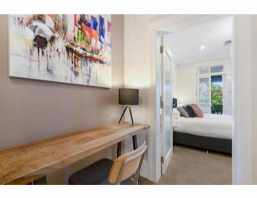 Elegant Renovated Terrace Close To City image 5