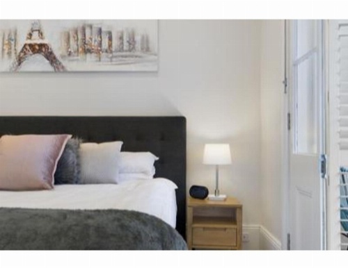 Elegant Renovated Terrace Close To City image 6