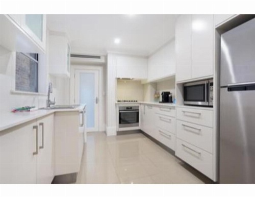 Elegant Renovated Terrace Close To City image 7