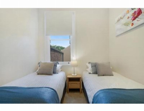 Elegant Renovated Terrace Close To City image 8